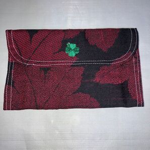 小物入れ 深紅基調 葉模様