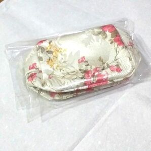 ◆【未使用】 《コスメポーチ♪》③ ●大きさ/13cm×10cm×6cm。 ●丈夫な生地で、光沢の有る薔薇柄。