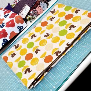 北欧風 リスとドングリ柄 生地 はぎれ マルチカラー