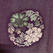 小柄な女性用　光沢のある花柄　紫色　小紋_画像2