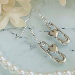 【金具変更可能】シンプル可愛いハートの安全ピン シルバーピアス(イヤリング)【No.320】
