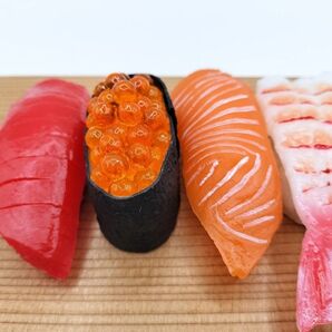 【新品・未使用】食品サンプル お寿司 4貫セット(マグロ・イクラ・サーモン・エビ)