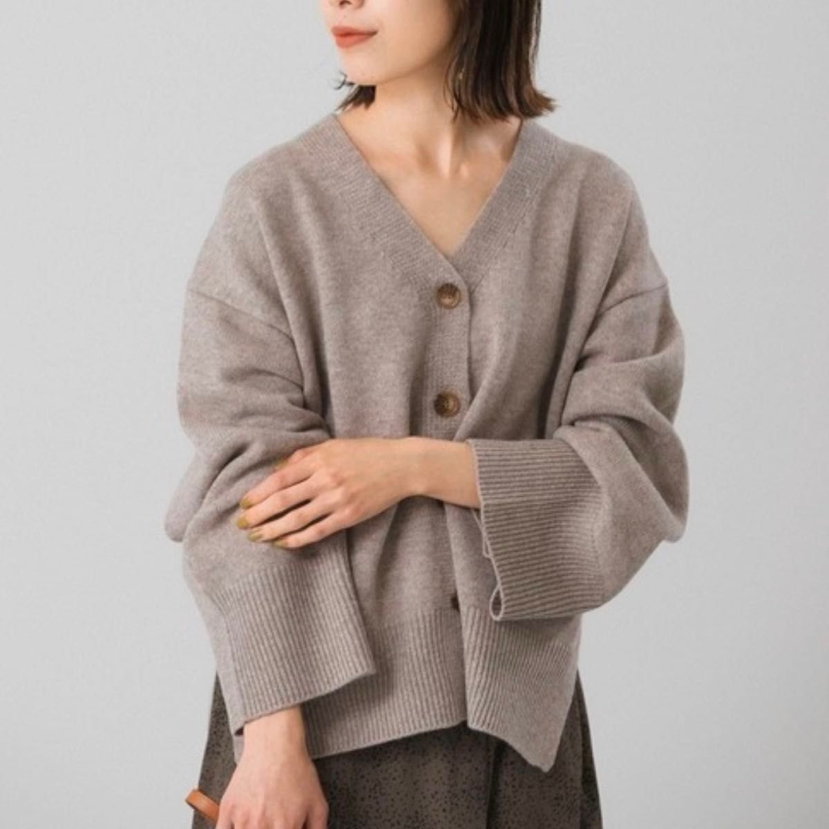 アーバンリサーチロッソ　スリットワイドVネックカーディガン　長袖ニット　ベージュ ニットカーディガン