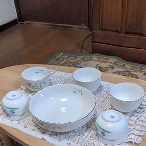 有田焼 弥生窯 菓子器と湯呑み5個の合計6個揃い ホワイト磁器に パープルと金彩蘭のワンポイント絵柄 和食器 未使用品