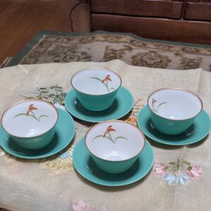 有田焼 香蘭社 朱と金彩の君子蘭ワンポイント絵柄の湯呑みと8枚花弁のソーサー 4客揃い エメラルドグリーン 茶器 未使用品