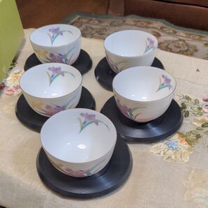 有田焼 龍峰窯(りゆうほうがま)湯呑み5客揃い。 金彩縁にパープルシラン、おめでたい麻の葉紋と桜花の絵柄。合成樹脂製渦巻き茶托