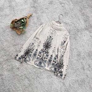 B2087【JANNOEL】花柄刺繍ハイネック長袖トップスアンティーク ブラウス トップス 長袖 総柄 ボタニカルフラワー