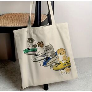 新幹線と猫の絵柄がかわいい トートバッグ A4サイズがすっぽり入って使いやすいです。サイズは画像でご確認願います。