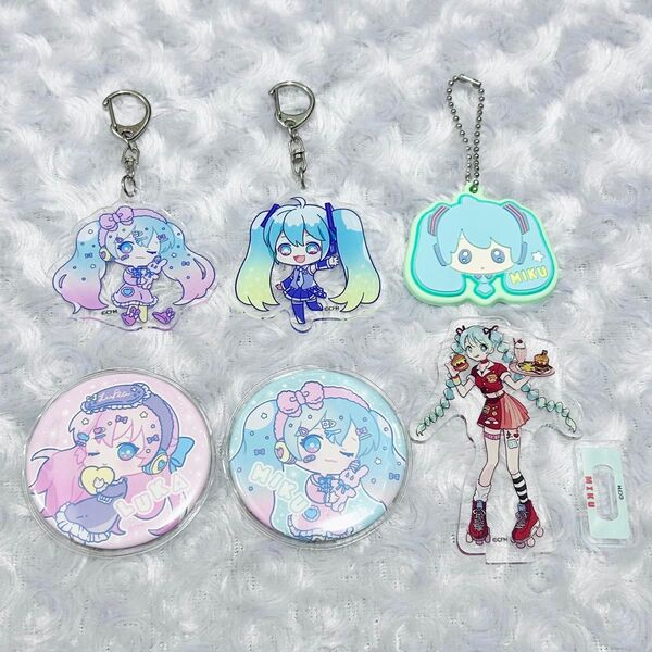 初音ミク 巡音ルカ アクリルスタンド 缶バッジ アクリルキーホルダー ラバーキーホルダー キャンドゥ セリア ダイソー まとめ売り