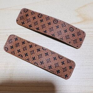 【送料手数料込】ヘアクリップ 2個セット モノグラム柄 ブラウン