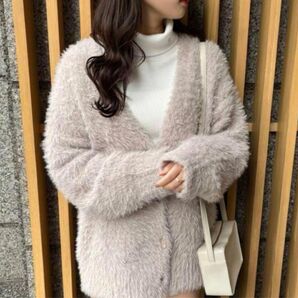 one after another NICE CLAUP あざともてフェザーカーデ ベージュ