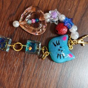 猫ちゃんと四角のレジンとビーズの組み合わせ