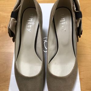 unityベージュ リボン付きパンプス 約5.5cmヒール 22cm