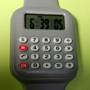 【値下げ】電卓機能付き腕時計 グレー 計算機 デジタルウォッチ