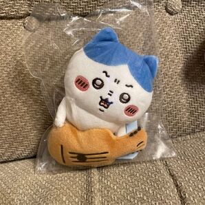 ちいかわ デスクトップから見守るひっかけぬいぐるみ (ギター持ちハチワレ)
