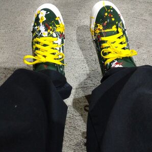 多様性と創造のペイント加工スニーカー 個性的デザイン ストリートスタイル