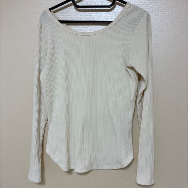 ジーユ トップス