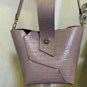 CHARLES & KEITH クロコ型押し バケットバッグ ピンク系