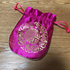 横浜中華街・巾着袋・未使用品マゼンタ 金刺繍 小物入れ
