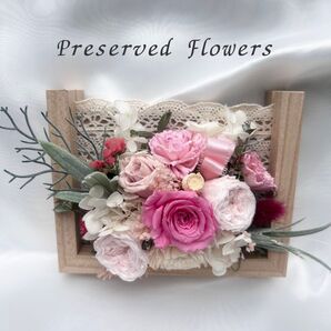ナチュラルフレームのプリザーブドフラワーギフト ピンクローズ 置き型 ナチュラルインテリア フレームアレンジメント