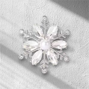 【ラッピングサービス】白く輝く雪の結晶のブローチ