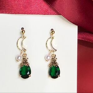 637 クリスマス ムーン ピアス(イヤリング変更可能)