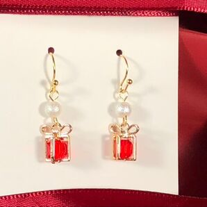 648 クリスマス プレゼントボックス フックピアス(イヤリング変更可能)