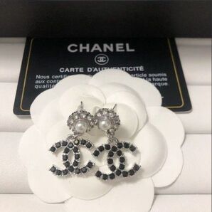 C42シルバーロゴ揺れるピアスシャネル