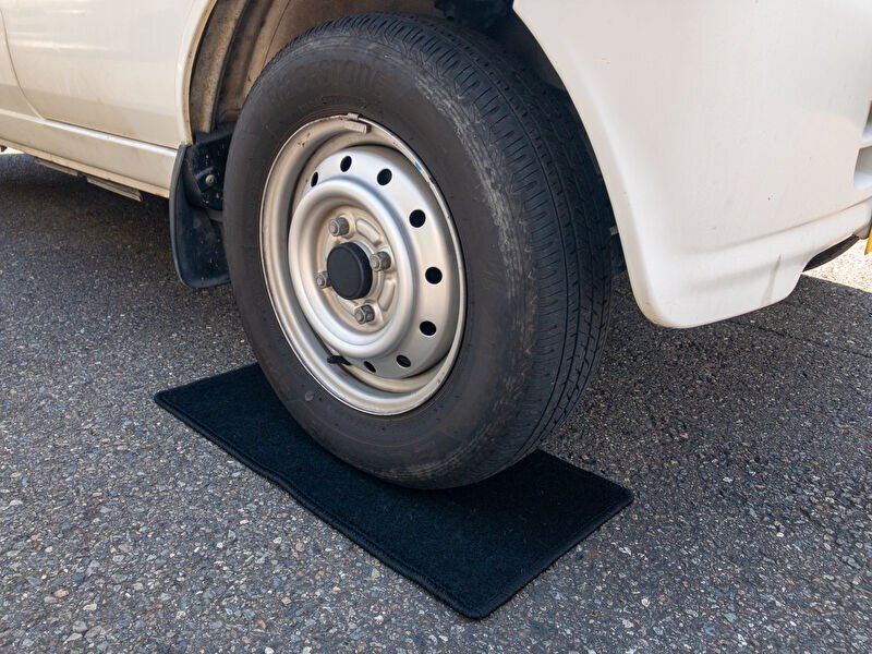 展示車用マット 60×30cm 4枚 タイヤマット 黒 赤 送料込 タイヤ痕 シ