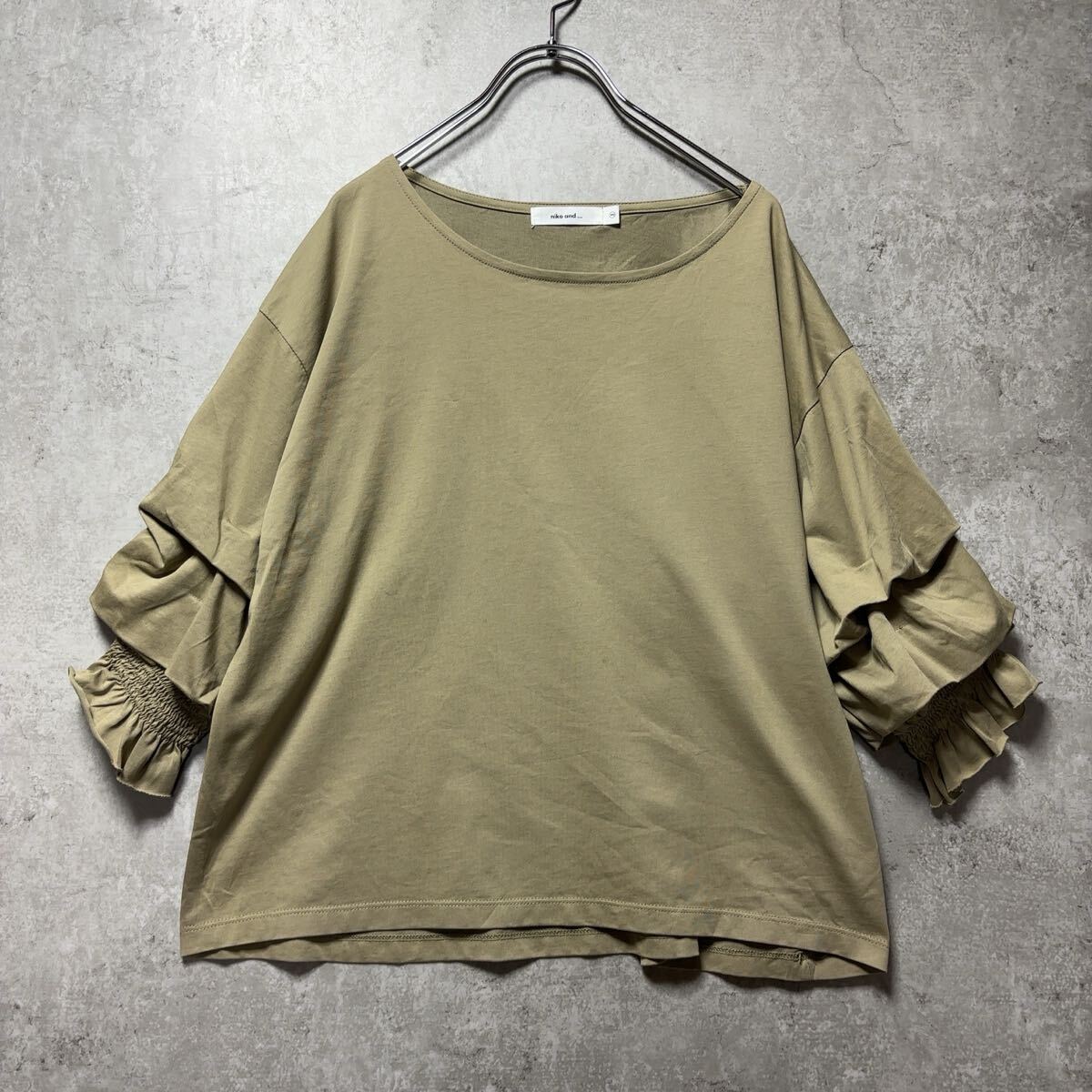 / niko and… ニコアンド ボリュームパフ袖　プルオーバー　カーキ　ベージュ　 Tシャツ トップス 半袖　カットソー　【C-6】