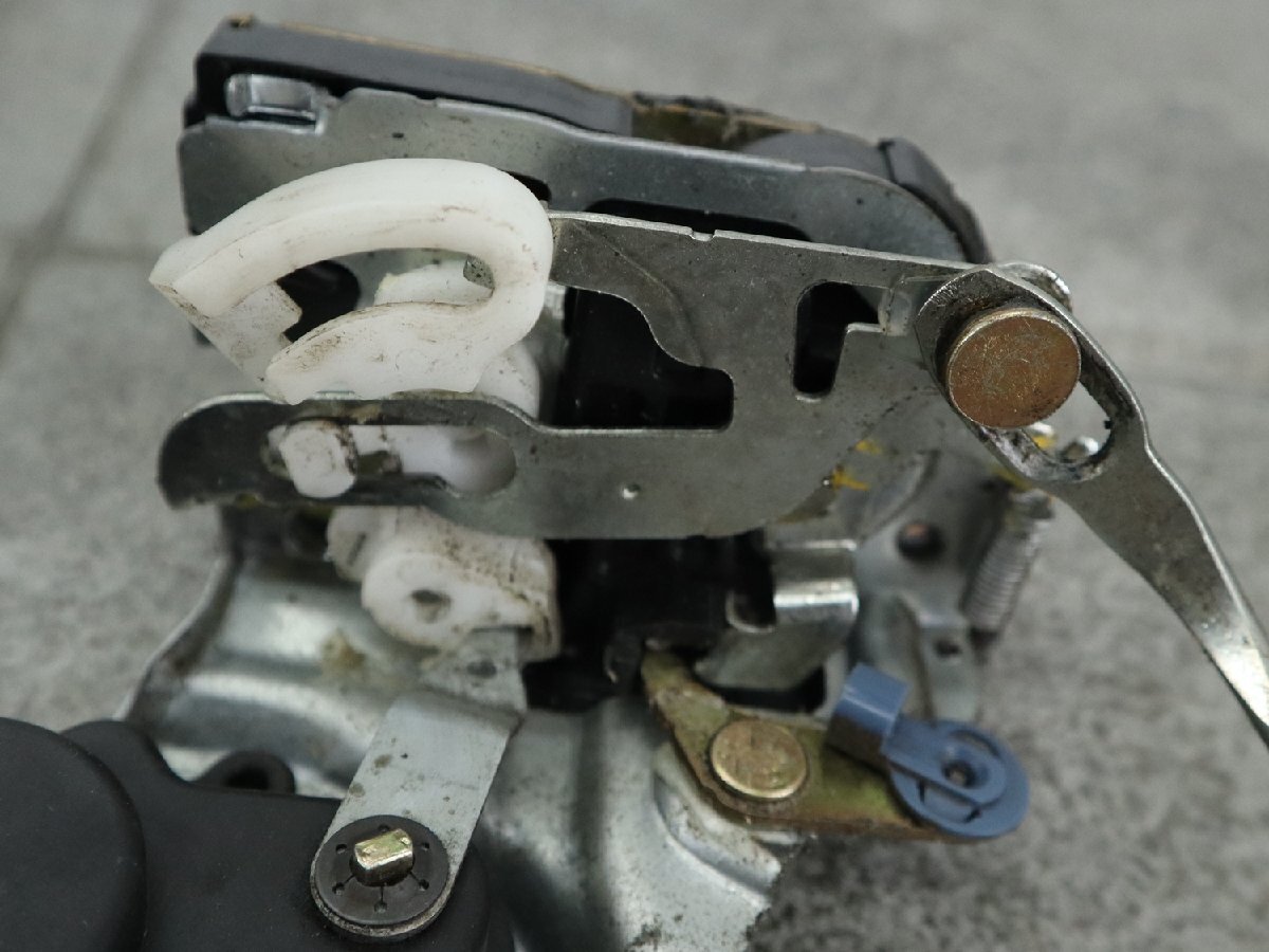 スズキ ジムニー （JIMNY） JB23W 3型 右 ドアロック アクチュ―エーター ASSY ※ 82201-81A20 5ピン 作動確認済_サムネイル画像5