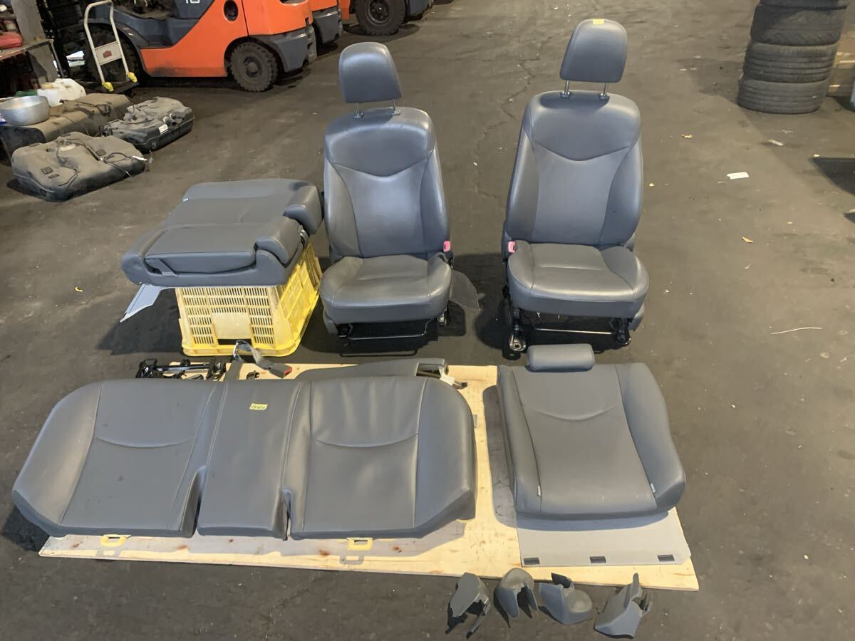  Prius ZVW30 кожаные сидения G touring selection комплектация с кожаной отделкой ..