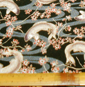 新品　化繊（ポリエステル）縮緬　小さなしぼの残ったの縮緬地　黒地に桜と鯉の模様　タツゥー柄　反物からの切り売　巾40cm　長さ1m当り