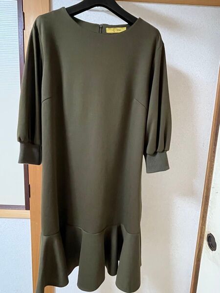 アーバンリサーチ七分袖ワンピース 裾フレア カーキ 無地 シンプル