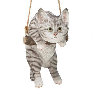 木・ブランコにぶら下がっている猫の彫刻　屋外オブジェ兼インテリア置物装飾品子猫ぶら下がり止まり木吊るす吊り下げ灰色フィギュアネコ