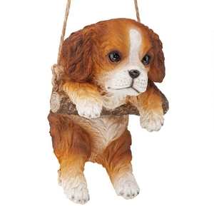 木にぶら下がっている茶キャバリアの彫刻　インテリア置物屋外オブジェ装飾品子犬ぶら下がり吊るす吊り下げフィギュア雑貨壁掛けドッグイヌ
