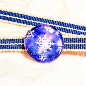 【帯留めのみ】 夕暮れ色 雪の結晶の帯留め 青紫色 丸型25mm 三分紐、四分紐用 金具色 : シルバー 雪柄 パープル
