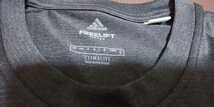 新品同様adidas濃いグレー、ロゴ黒、半袖ストレッチトップス サイズM_画像3