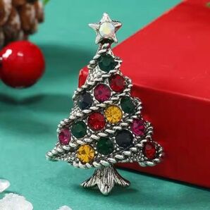 ブローチ クリスマスツリー マルチカラー カラフル ビジュー キラキラ キュート かわいい 可愛い パーティ アクセサリーピン