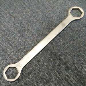 整備用工具 メガネレンチ wrench メーカー不明　サイズ表記27-32mm. 全長293.6mm. 厚み6.1mm. クロメート鍍金　打ち抜き