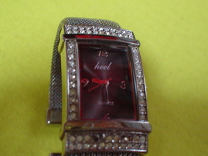 ＨＥＥＬの女性用腕時計　角型　ブラック　ブレスレットタイプ