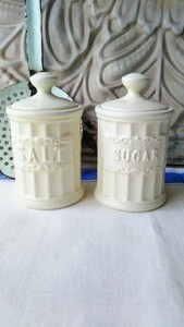 ○SALT＆SUGAR POT セット パッキン付き 新品○陶器ホワイト白 塩入れ 砂糖入れ 調味料入れ 保存容器キッチン雑貨ディスプレイ密封