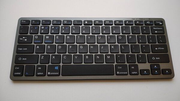 【ジャンク扱い】 Bluetooth ワイヤレスキーボード 英字配列 BT3台設定+レシーバー付き 本体とドングルのみ