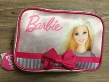 ♪新古品　バービー　Barbie　サテンスクエアポーチ　ライトピンク　お化粧品・小物整理に_画像1