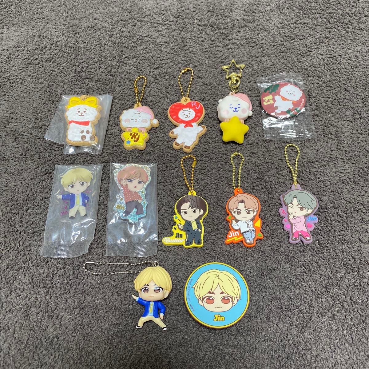 RJ ジン BTS キーホルダー ラバーマスコット アクリルスタンド 缶バッジ スマホクリップ ストラップ まとめ売り アイドル