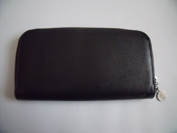 質店鑑定済み! $ 美品 $ ◆ BVLGARI ◆ ブルガリ ◆ ラウンドファスナー 長財布 ◆ ロゴ入り金具 レザー製◆ 黒 ブラック系 ◆ 送料無料!