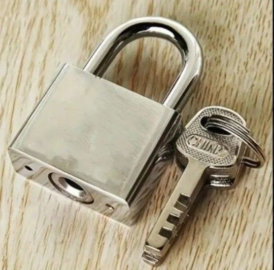 新品 高耐久ステンレス製パドロック 鍵４本付き 南京錠 防錆防水 セキュリティロック 