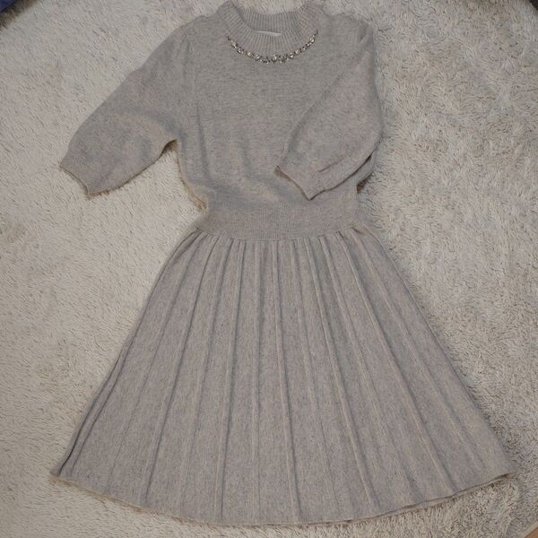 ニットワンピース プリーツスカート ビジューネック グレー