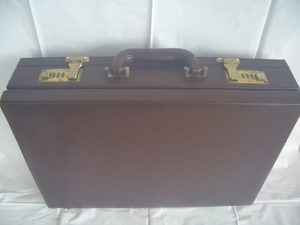 * attache case ( Brown color ) dial lock [Size] width 44cm, length 32cm, thickness 10cm, weight 1.8.* scrub have 
