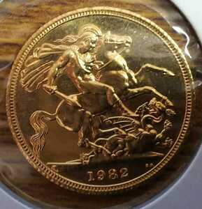 イギリス 1 Sovereign(1ソブリン)K22金貨 1982年製 ティアラとエリザベス２世 竜を砕く騎士(セントジョージ) 7.99g 紙ケース・社外箱付き_